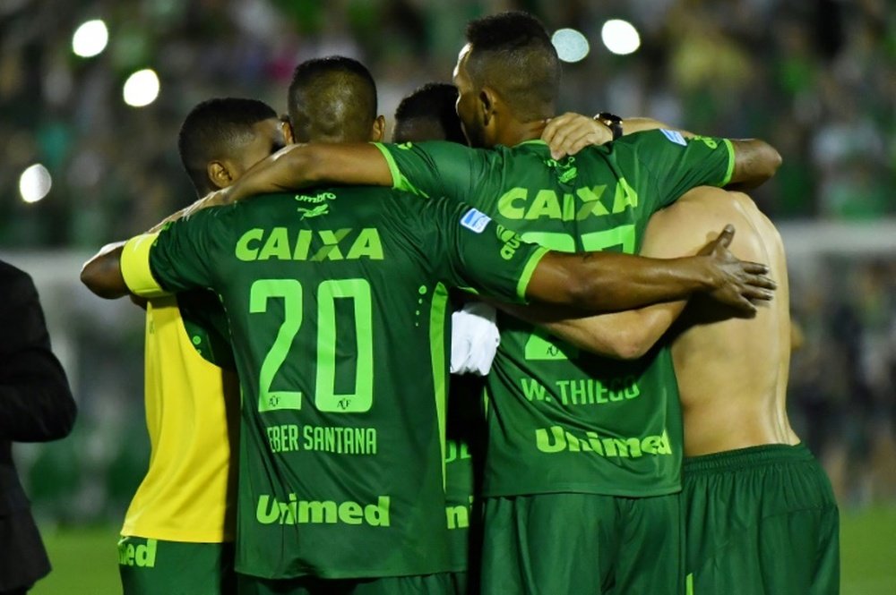Chapecoense ha realizado un emotivo homenaje a sus jugadores. AFP