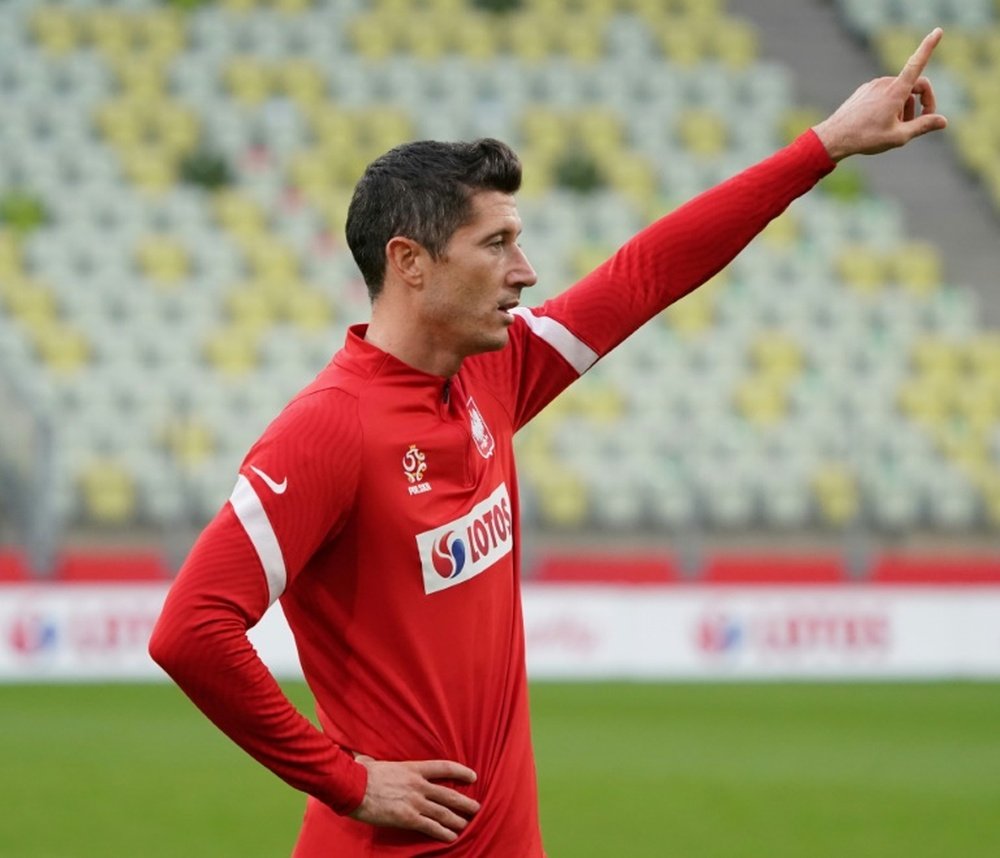 Lewandowski solo explicó que hablaron porque tiene una gran relación con Henry. AFP