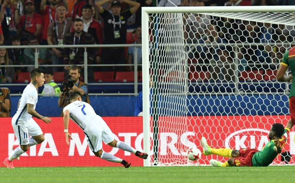 Chile derrotó por 2-0 a Camerún. AFP
