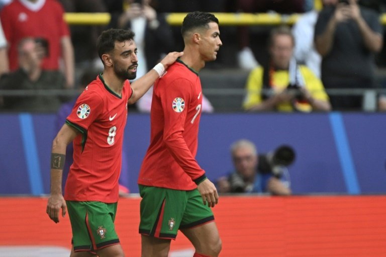 Bruno Fernandes retorna ao United após liberação antecipada de Portugal. AFP