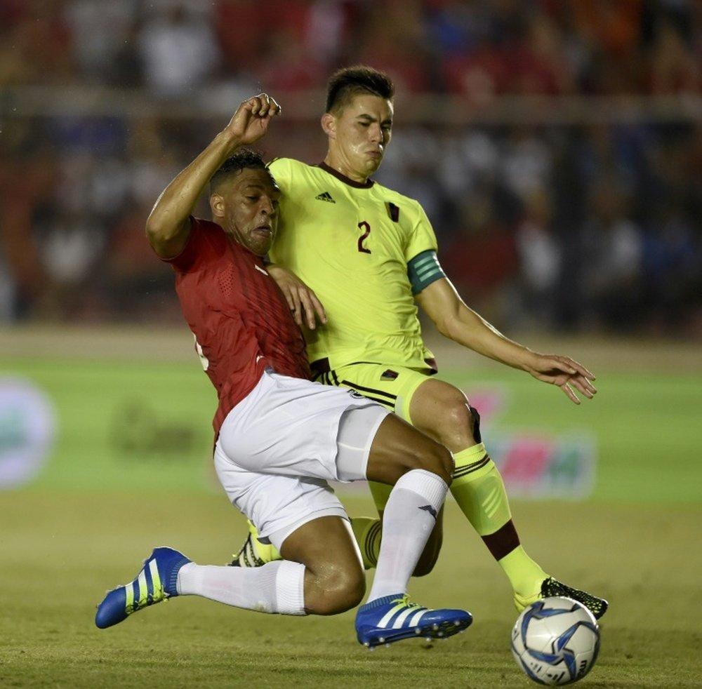 Panamas player Roberto Nurse (L) vies for the ball with Wilker Angel of Venezuela during the friendly match, at the Rommel Fernandez Stadium in Panama City on May 24, 2016
