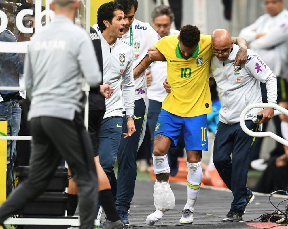 La Confederación Brasileña confirma el esguince de Neymar. AFP