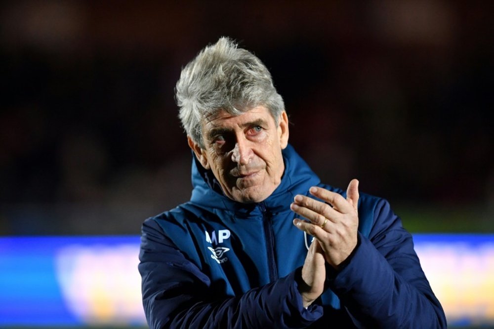 Uma disputa acirrada pelo ex-técnico do West Ham. AFP