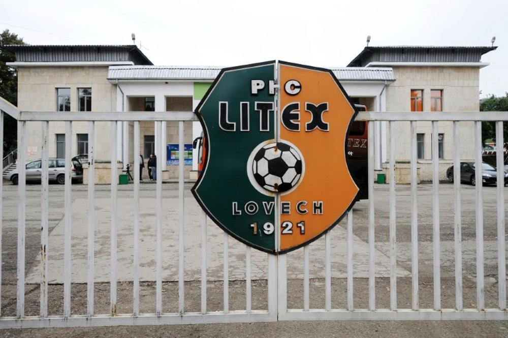 Litex Lovech were definitively thrown out of the Bulgarian A league, after players walked off the pitch in protest at the refereeing during a match in mid-December against Levski Sofia