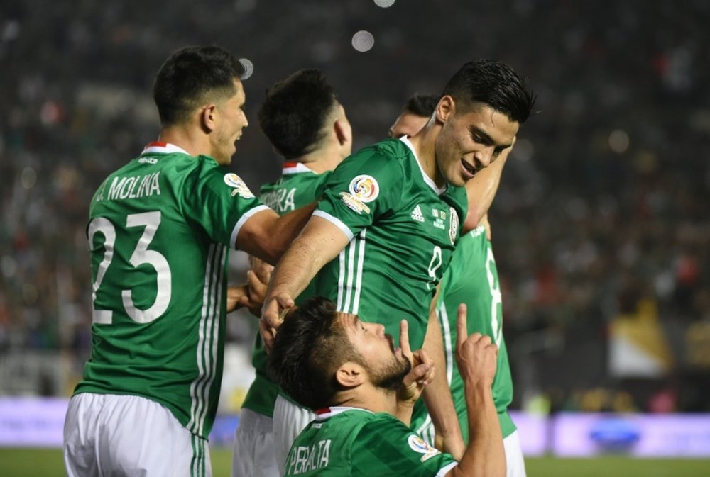Peralta celebra un tanto con la Selección de México. EFE