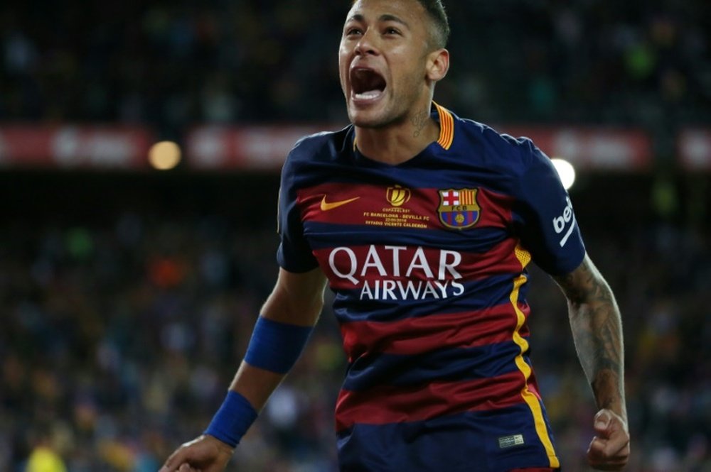 Neymar seguirá vistiendo los colores azulgranas. AFP