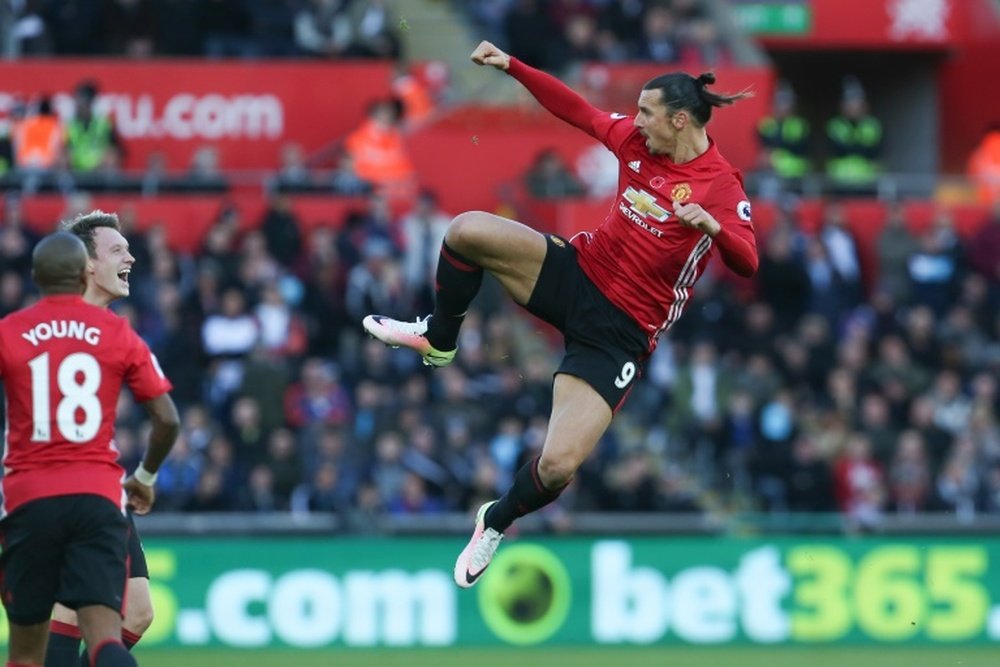 Ibrahimovic dio alas al United con un doblete. AFP