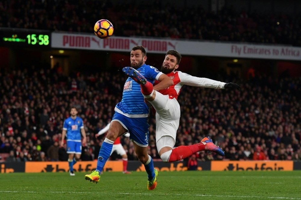 Steve Cook (L) and Olivier Giroud (R) both start for their respective sides. AFP