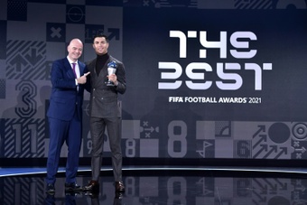 La FIFA premió a Cristiano como el mejor goleador de la historia. AFP