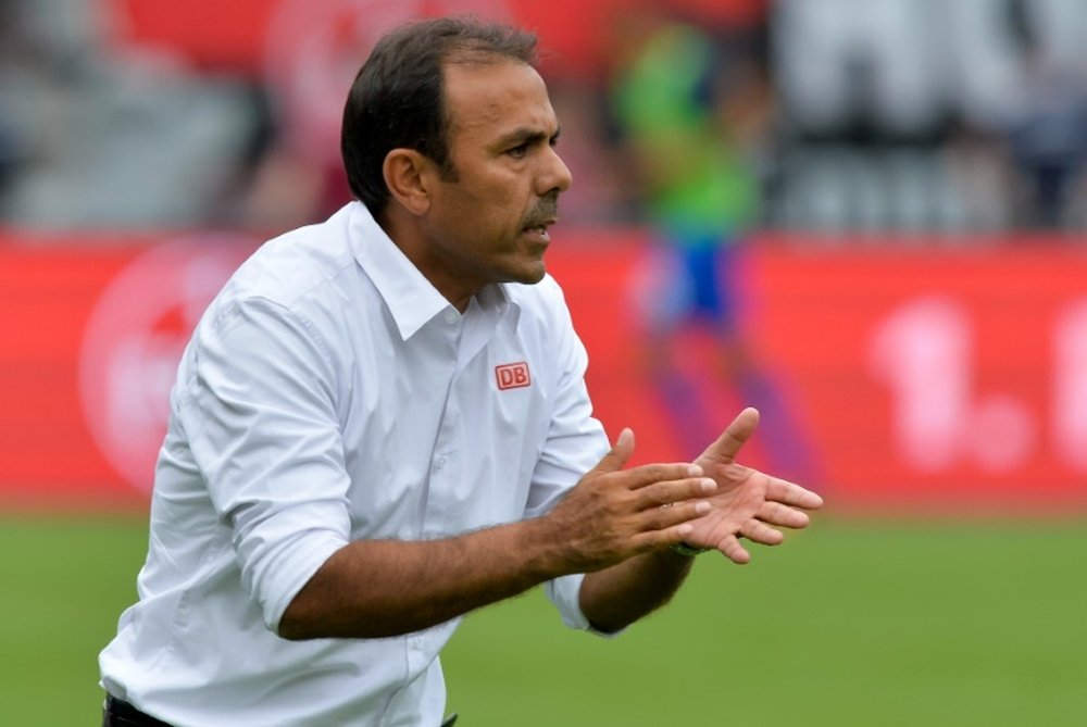 Luhukay deja de ser entrenador del Stuttgart tras dimitir. AFP