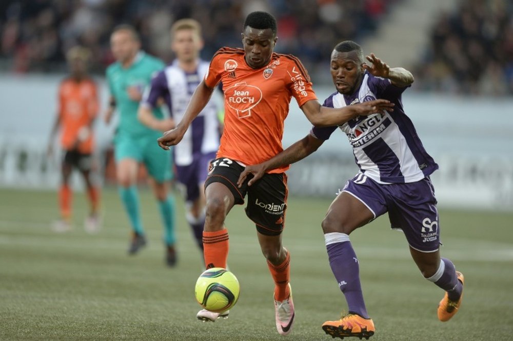 Benjamin Moukandjo dispute la balle à Steeve Yago lors d'un match de Ligue 1 à Lorient. AFP