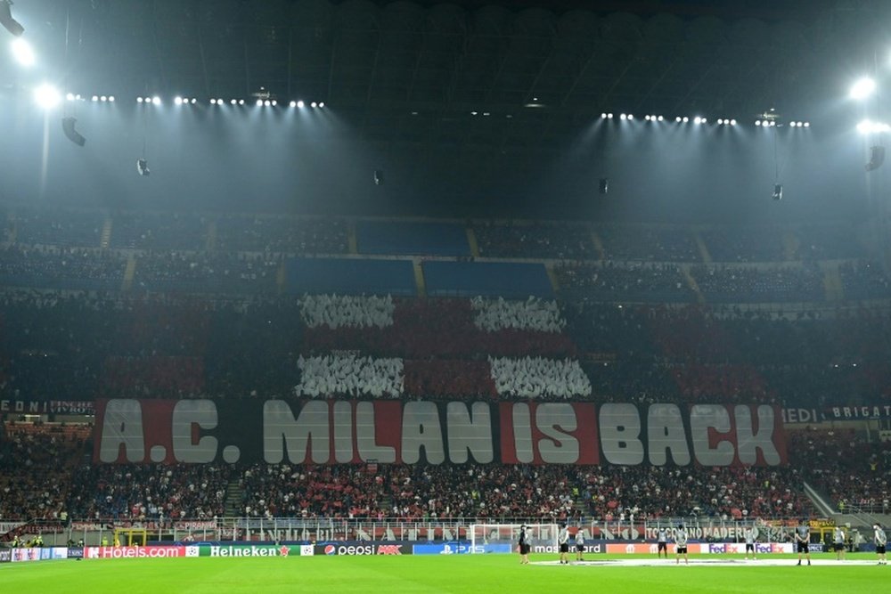 El Milan Club Spagna, al asalto del Wanda: una legión de 'rossoneri' en la distancia. AFP