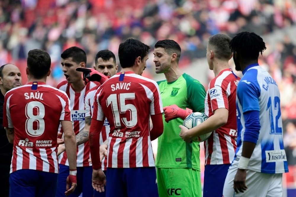 Cuéllar fue expulsado ante el Atlético. AFP