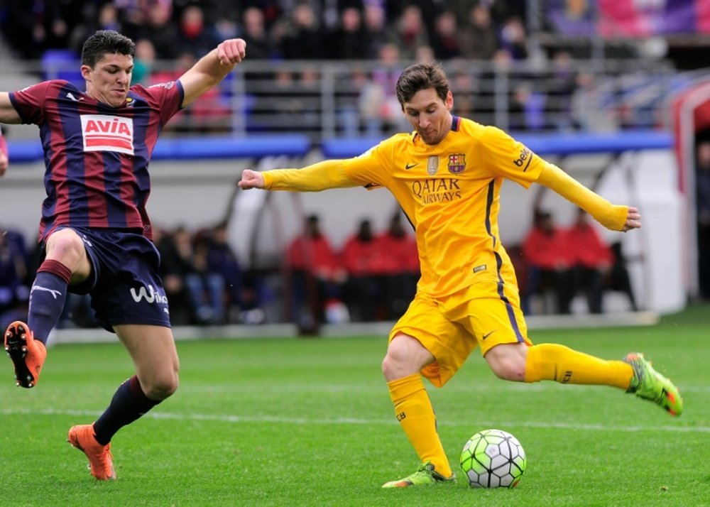 Barcelonas forward Lionel Messi (R) kicks to score during a Spanish league football match against Eibar on March 6, 2016