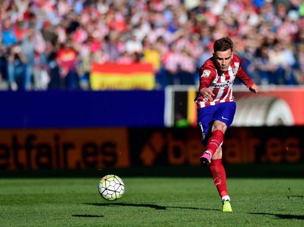 Atletico Madrids forward Antoine Griezmann kicks the ball during the Spanish league match Club Atletico de Madrid vs CF Rayo Vallecano at the in Madrid on April 30, 2016