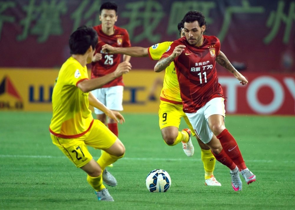 Ricardo Goulart (R) of Chinas Guangzhou Evergrande vies for the ball against Kim Changsoo of Japans Kashiwa Reysol during their AFC Champions League quarterfinal match in Guangzhou, China on September 15, 2015