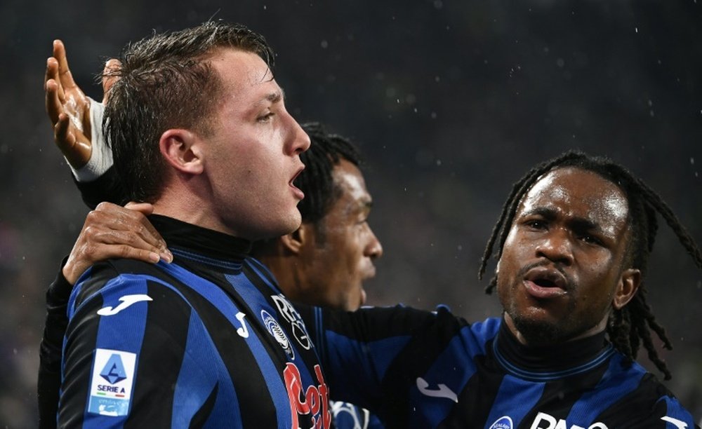 Retegui y Pasalic mantienen a la Atalanta en Champions. AFP