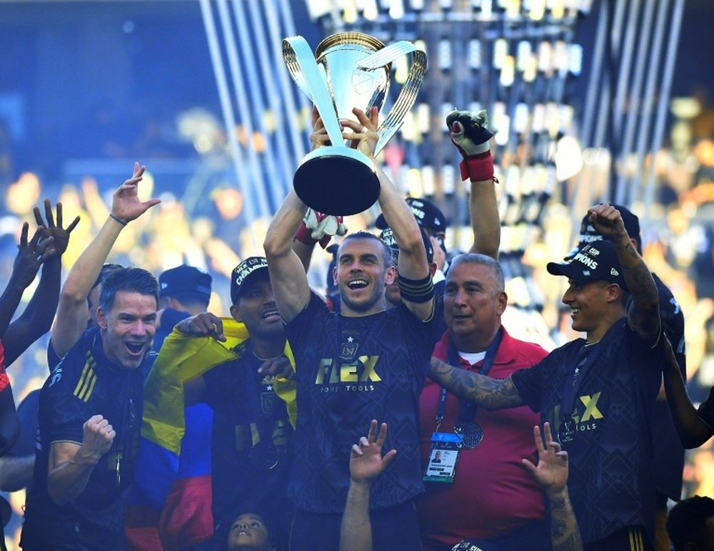Bale levanta el trofeo en la MLS. AFP