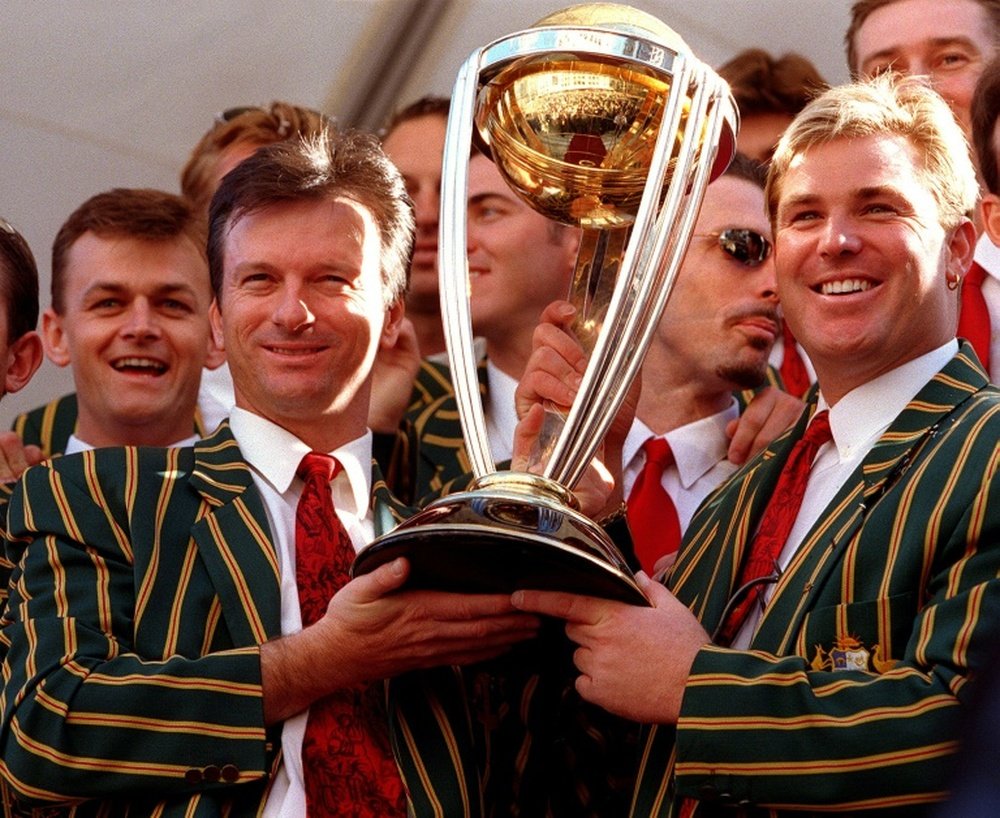 Steve Waugh (2/L) and Shane Warne (R), who have reignited an old row with one another, holding the World Cup trophy in 1999