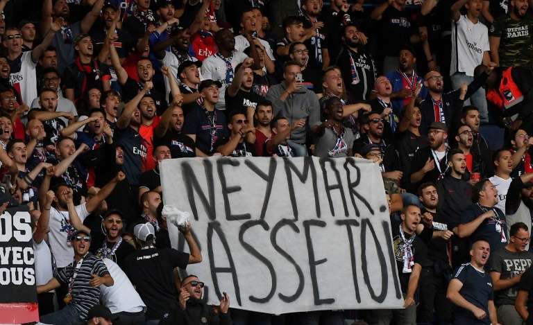Pancarta contra Neymar