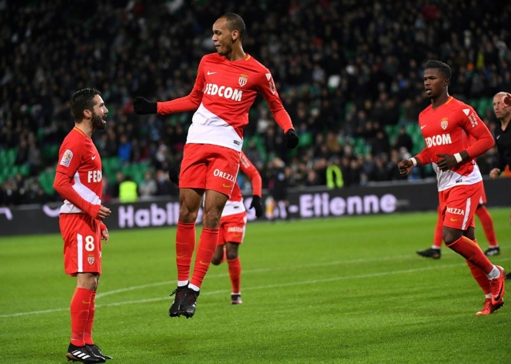 Monaco hit four to stay in PSG chase