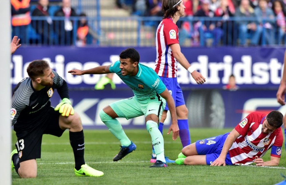 El Barcelona vuelve a plantearse la salida de Rafinha. AFP