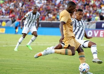 Barcelona e Juventus empatam nos Estados Unidos com show de Dembélé e Kean. AFP
