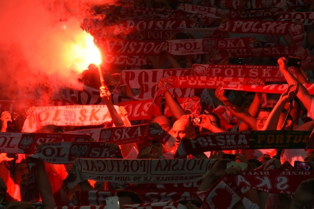 Aficionados polacos encendieron bengalas durante el encuentro contra Portugal. AFP