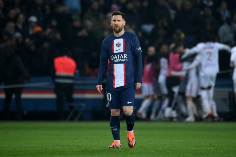 Petit le pidió a Messi irse del PSG. AFP