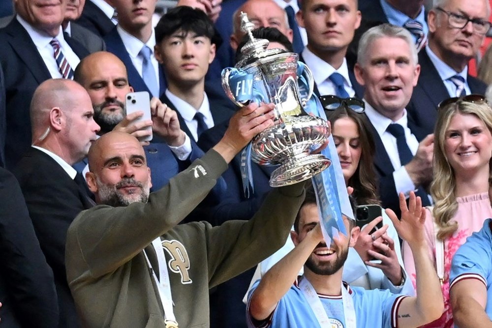 Pep Guardiola se proclamó campeón de la FA Cup. AFP