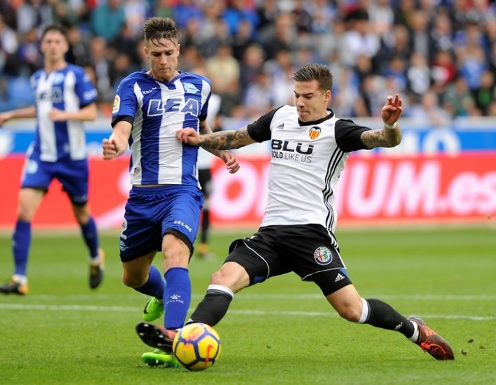 Valencia maintain fine form with victory over Alaves
