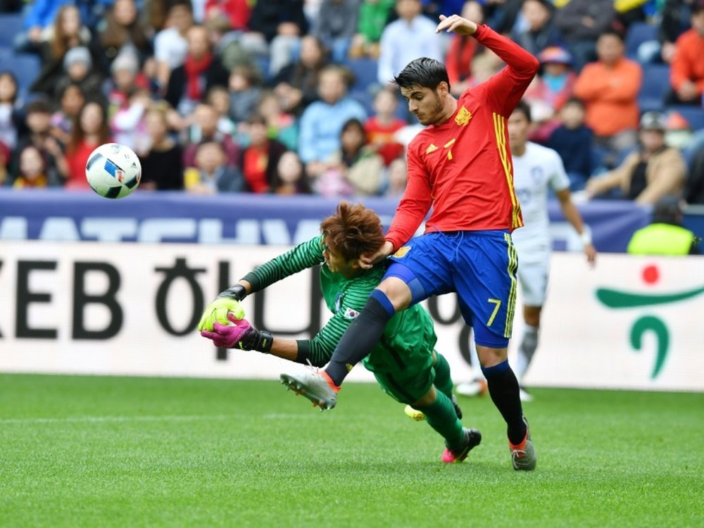Spain forward Alvaro Morata and South Korea goalkeeper Kim Jin-Hyeon vie for the ball. BeSoccer