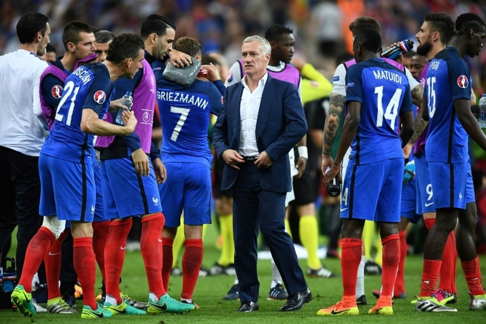 L'équipe de France et son sélectionneur lors de la finale de l'Euro diffusée par M6.