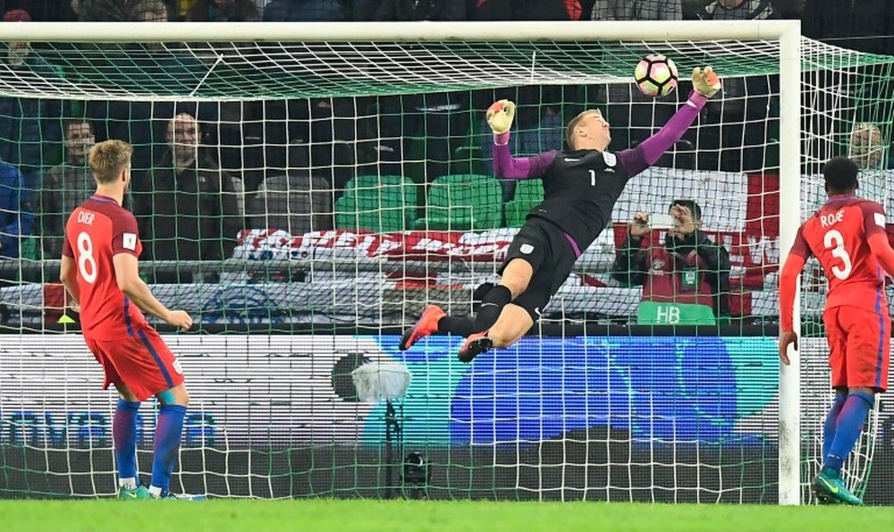Joe Hart realizó un paradón salvador para Inglaterra ante Eslovenia. AFP