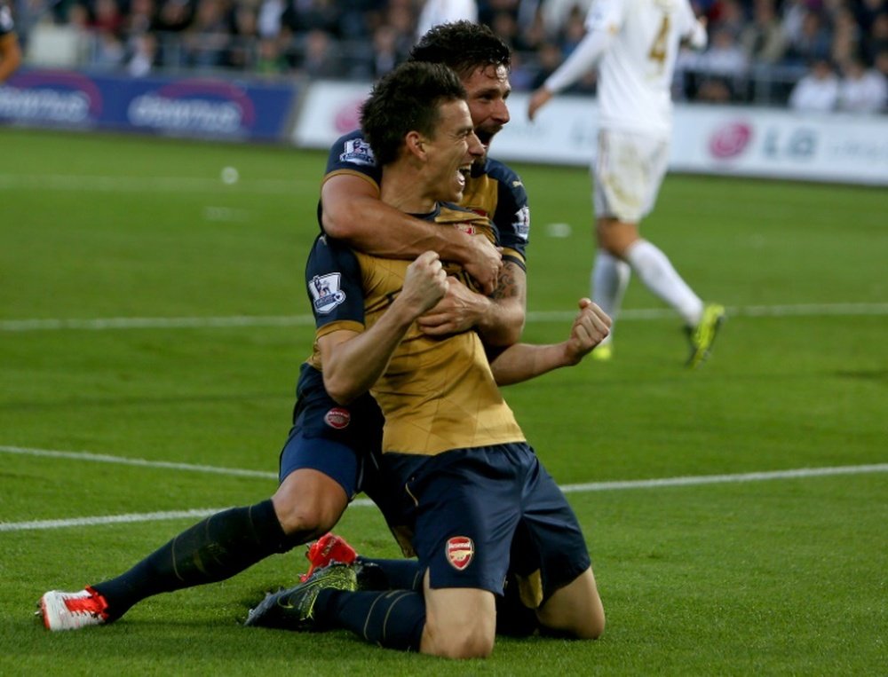 Arsenalsdefender Laurent Koscielny celebrates scoring their second goal with striker Olivier Giroud (R) during the English Premier League football match between Swansea City and Arsenal in Swansea, south Wales on October 31, 2015