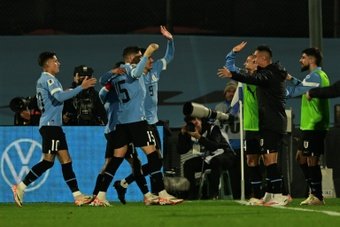 La Selección de Uruguay, en el primer partido oficial con Marcelo Bielsa al mando, ganó a Chile por 3-1 en una semana en la que se habló más de las ausencias de Luis Suárez y Edinson Cavani que del partido.