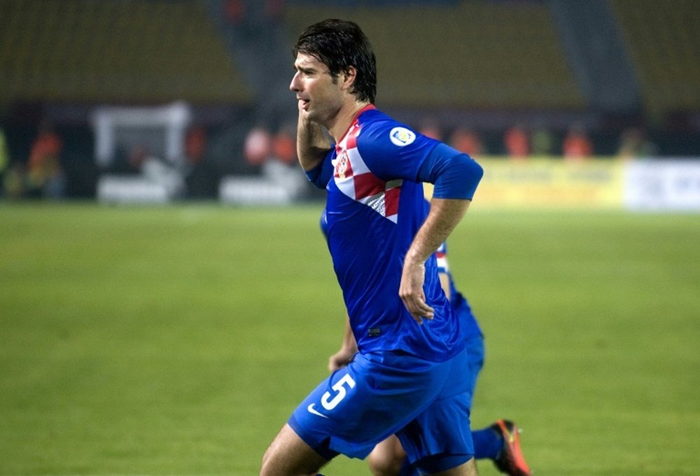 Vedran Corluka, en un partido con la Selección Croata, rechazó al Bayern para seguir en Rusia. AFP