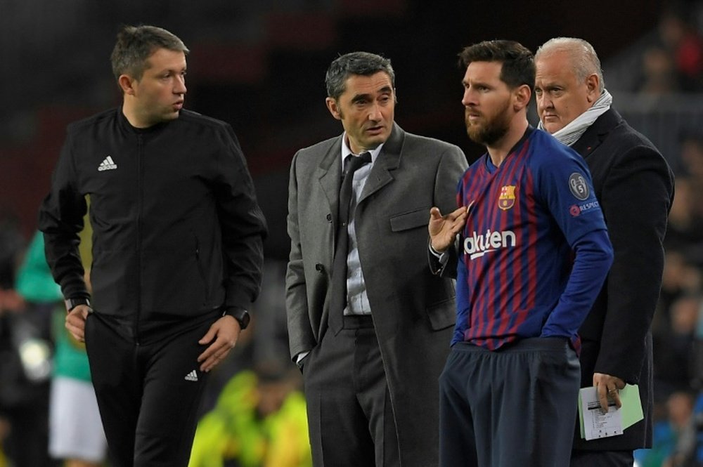 Valverde asombró con la alineación en el Ciutat de València. AFP