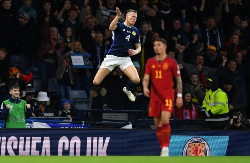 Dos goles de McTominay acabaron con 'la Roja' y McGinn defiende su juego. AFP