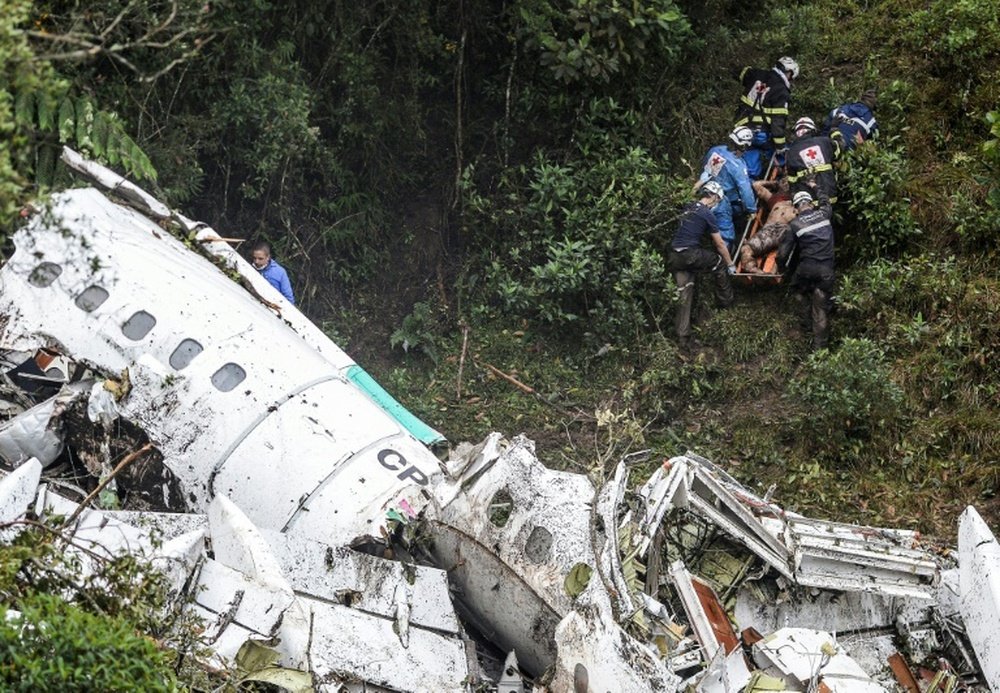 Les restes de l'avion et l'évacuation des blessés. AFP