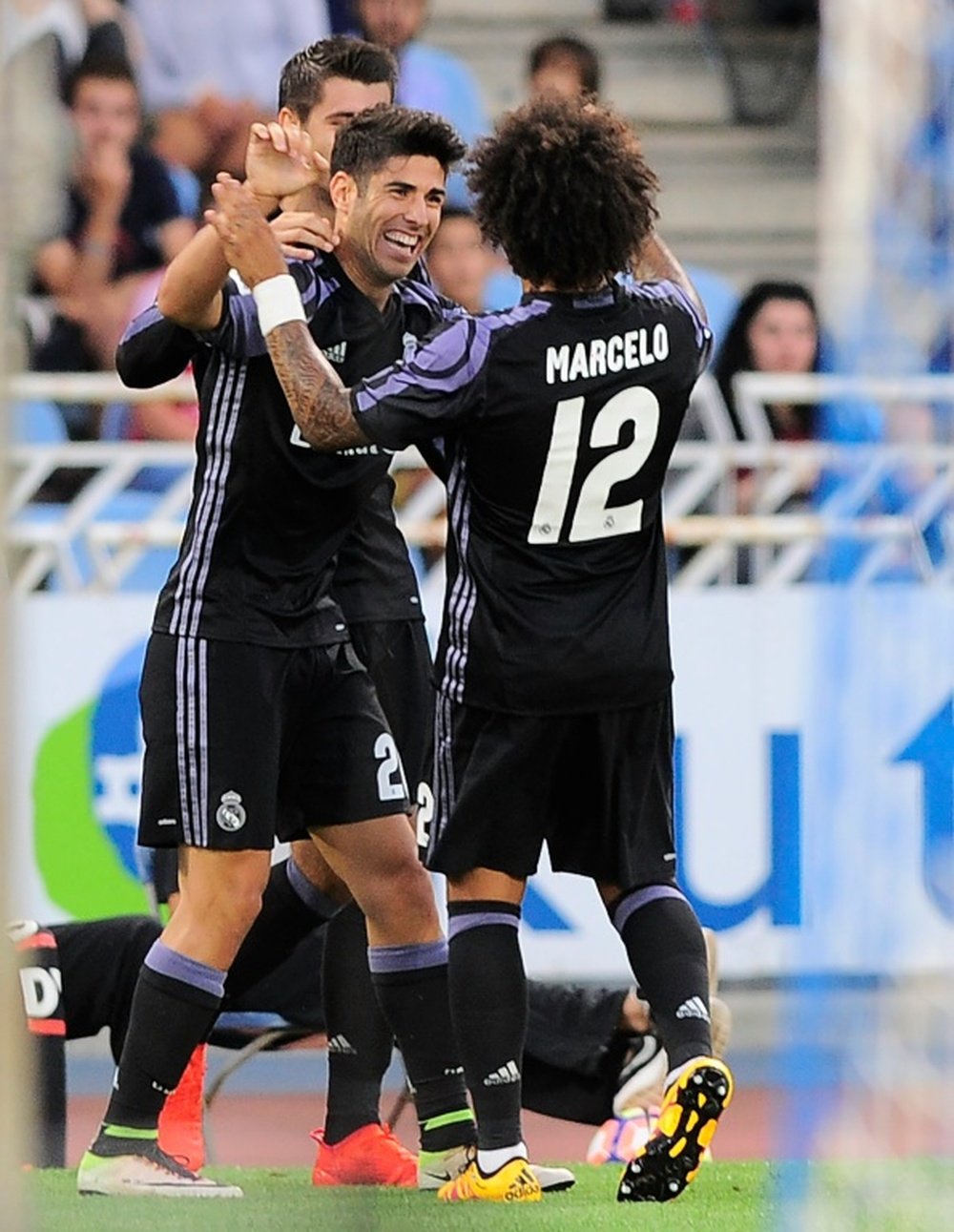 Asensio celebrates his goal with Marcelo and Morata. EFE