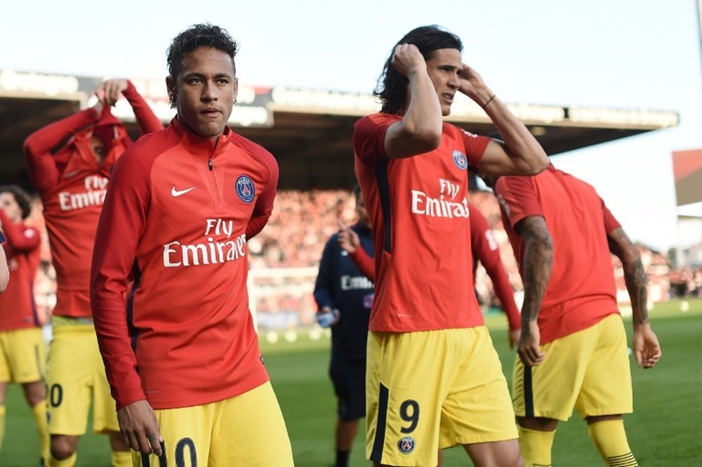 Neymar y Cavani tuvieron un pique en el partido ante el Olympique de Lyon por un penalti. AFP
