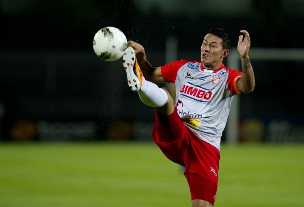 Salvadorean Alfredo Pacheco kicks the ball during their quarter final football match of CONCACAF Champion League against Pumas in Mexico City on March 15, 2012