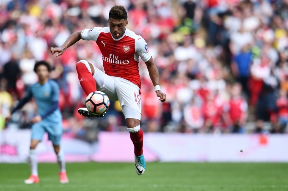 El rápido jugador inglés se niega a renovar por el Arsenal. AFP
