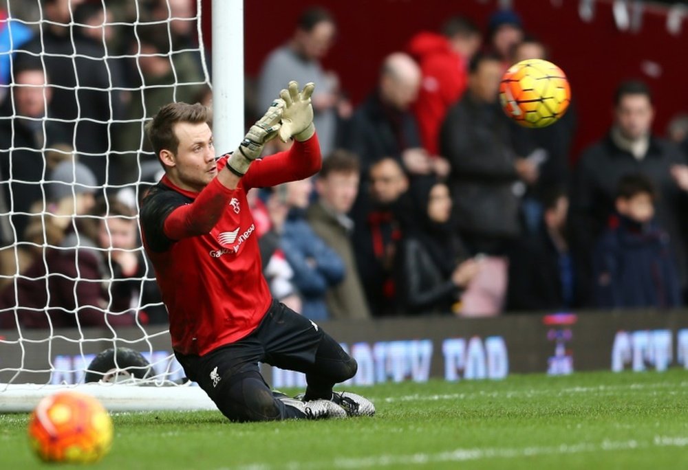 Mignolet analiza una salida del Liverpool. AFP