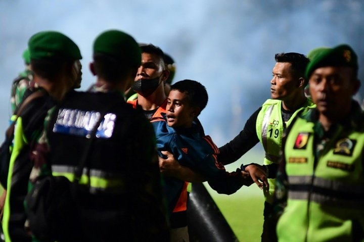125 muertos dejó el duelo entre el Arema y el Persebaya. AFP