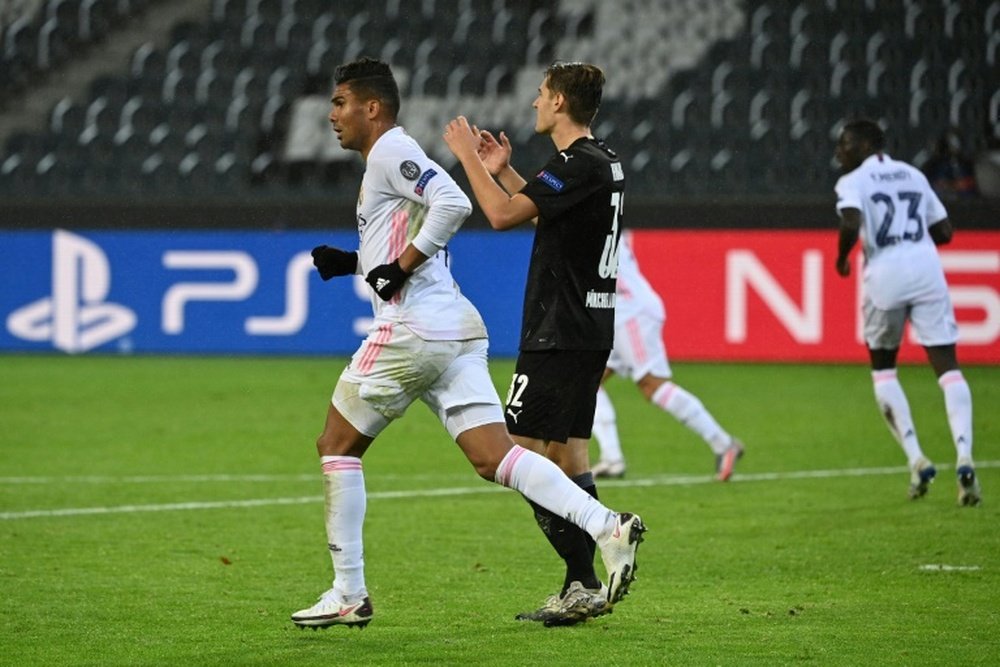 Casemiro le dio con su gol un empate al Real Madrid en el añadido. AFP