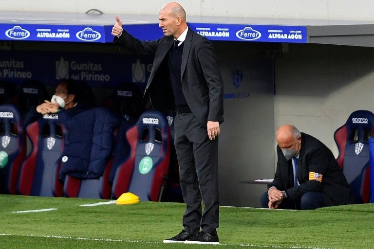 Rivaldo vole à la rescousse de Zidane. afp