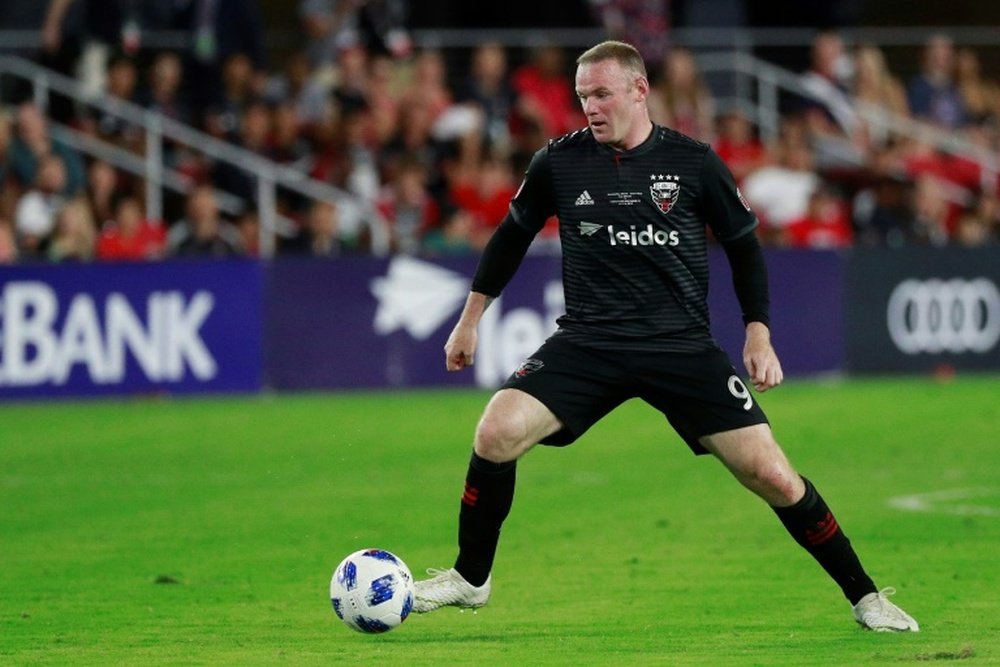 Rooney no pudo ayudar a su equipo, que volvió a perder. AFP