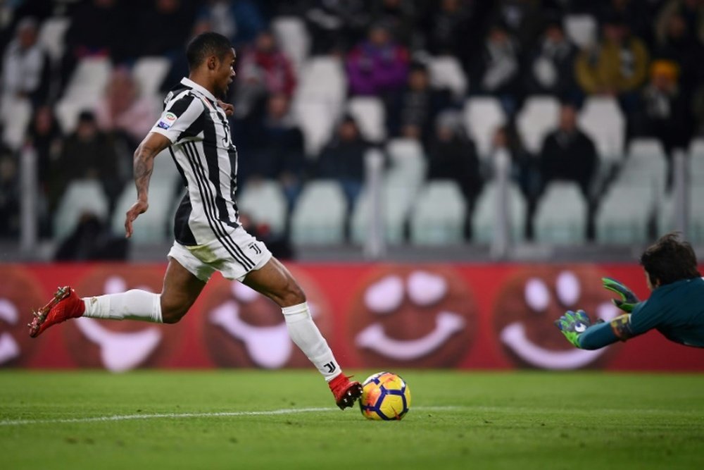 Douglas costa continua na Juventus. AFP